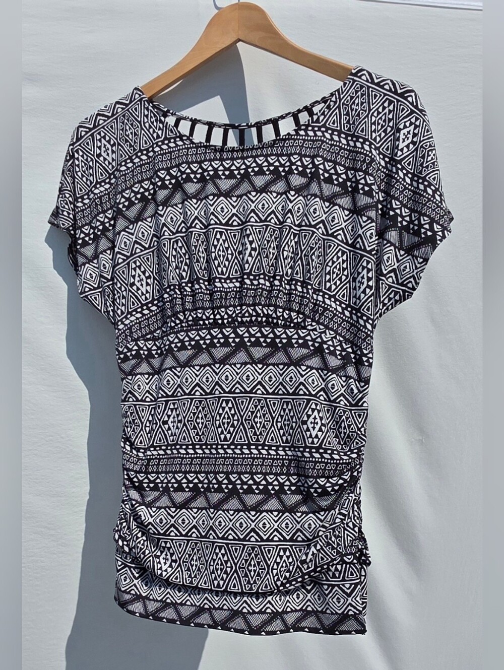 Heartsoul Women's Size L Black & White Patterned Short Sleeve Blouse
